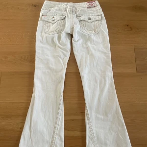 vita true religion jeans med bootcut - innerben: 79cm midja: 76cm, nyskick!❤️(jag är 171)