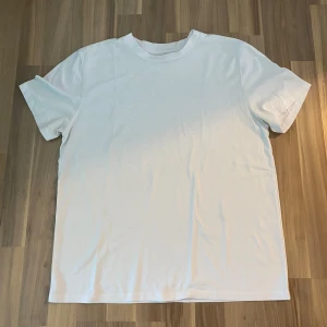 Vit tshirt - Bomulls tshirt, jätte skön, bra skick! Lite oversize men tror den är S.