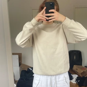 Brun tröja från H&M -  Säljer min jättesköna bruna tröja från H&M. Knappt använd och i fint skick. Passa både tjejer och killar och skulle säga att den passar på en mindre storlek (S på överkroppen). Kontakta gärna vid frågor eller funderingar :)