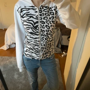 Unik hoddie - Unik Zip hoodie med leopard och zebramönster. Har tryck på ryggen och är i storlek xs💞