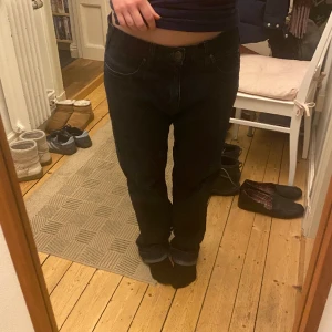 Vintage Armani jeans - Vintage mörkblå Armani jeans, herrstorlek så sitter oversize, stl EU 33 enligt lappen, L ungefär. 