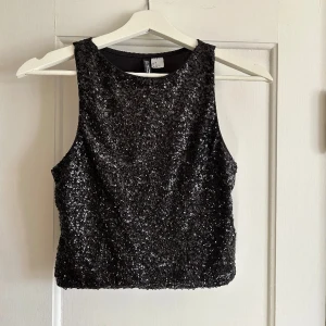 Fest topp - Säljer denna svarta paljett topp då den inte kommer till användning💕