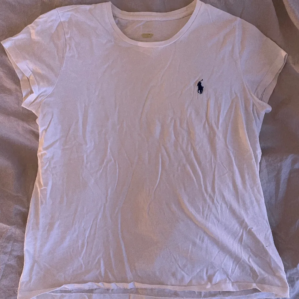 Klassisk vit märkes T-shirt, knappt använd🌟Kortare ärmar med fyrkantig passform. T-shirts.