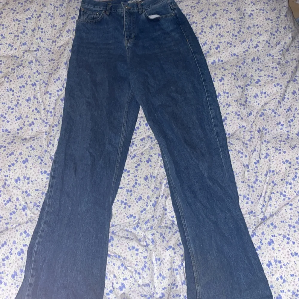 Köpt på Junkyard för ett halvår sen, knappt använt och inga defekter. Dm för intresse/frågor💕. Jeans & Byxor.