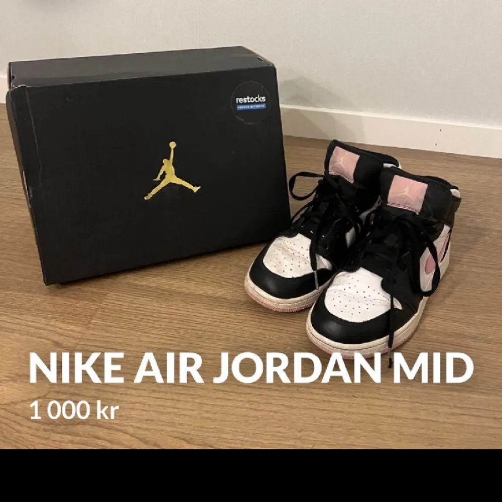 Nike air Jordan 1 mid i färgen light pink. Köpt 2021 men bara använt ett par gånger. Ganska bra skick, lite skrynkliga längst fram men annars toppen!. Skor.