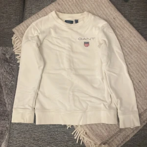 Vit Gant sweatshirt  - Vit Gant sweatshirt. Jag säljer denna för den är för liten. Det är dock lite färg ändring vid halsen men annars fint skick!🤍