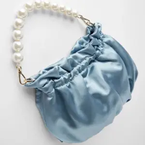 Säljer denna superfina blåa siden Zara väskan med pärl handtag och inkluderande guld kedja, som är helt oanvänd därmed i nyskick 💫