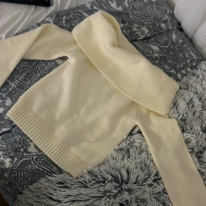 Stickad tröja  - Stickad tröja från Shein i storleken xs använt den 2 gånger och är i bra skick. Materialet är fint och skönt:)