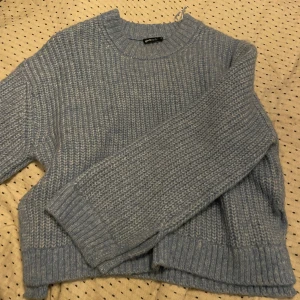 Blå stickad tröja - Ljusblå stickad tröja från Gina tricot. Nästan oanvänd.