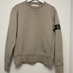 Calvin Klein tröja - Jättefin tröja från CK i väldigt bra skick då den inte kommit till mycket användning. Storleken är xs men sitter bra på mig som är s/m