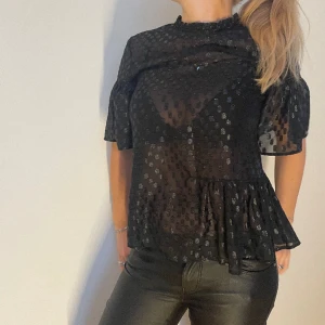 Svart blus - Snygg svart blus, strl M. Köpa via ”köp nu” knappen! 🖤