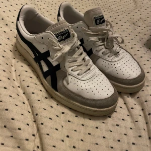 Onitsuka tiger - Säljer nu dessa skor från ASICS, onitsuka tiger. Har använt dem en del, men fortfarande fina och fräscha. Blå och beiga detaljer.