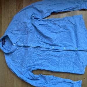 En tvär fet skjorta från Tommy Hilfiger perfekt till sommaren och under en Overshirt perfekt skick behövs bara strykas