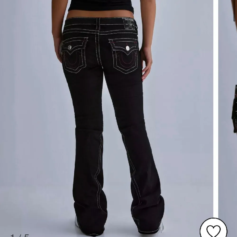 True religion jeans använda 1 gång ser helt nya ut. Lånade bilder från Nelly där de är slutsålda och varit länge. Säljer då de inte kom till någon användning hos mig. Lågmidjade bootcut med detaljer. Nypris 1500kr. Jeans & Byxor.