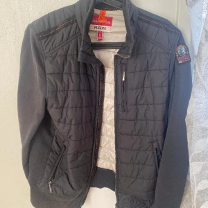 Parajumber jacka  - En jätte fin jacka . Riktigt fin skick . Storlek S . 