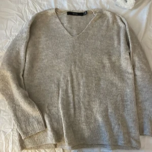 Stickad tröja  - Stickad tröja från vero moda i storlek xs med v rigning