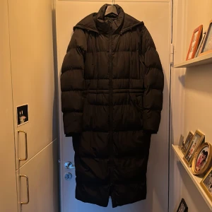 Svart lång dunkappa - Använd men i gott skick. Fler bilder kan tas. 
