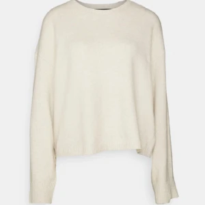 Stickad tröja  - Säljer denhär superfina stickade tröjan från vero moda (köpt på zalando) då den inte kommer till användning. Endast använd ett fåtal gånger, den är aningen nopprig men inget som märks. Nypris 289 kr.