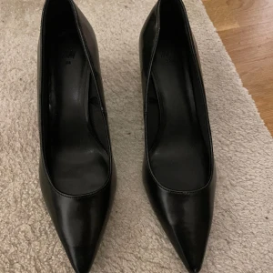 Klackar - Klackar från hm. Aldrig använda pga för stora för mig. Strl 38 Köpta för 300, säljer för 200 men priset kan diskuteras vid snabb affär.