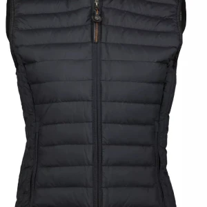 Parajumpers bäst dam - I nyskick men köpte för ungefär 3 år sen, nypris ligger på 3899kr men säljer 1600kr