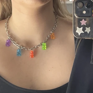 gummibjörn halsband - silver choker med gummibjörnar från SHEIN