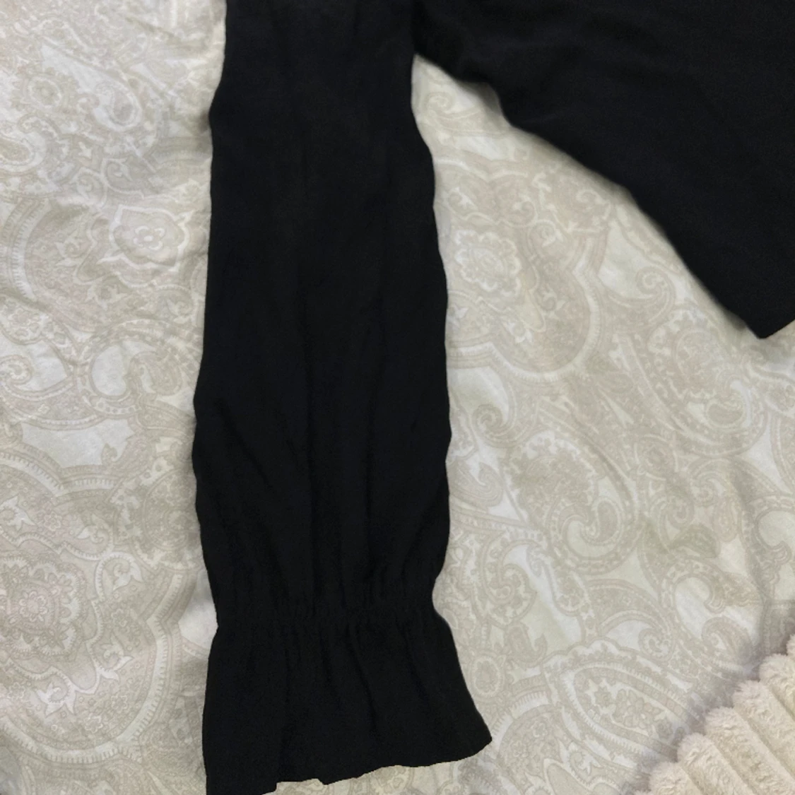 Svart blus med lite volang  - 90