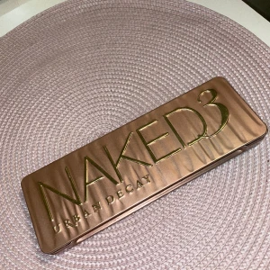 Naked 3 palette - Urban decay naked 3 palette. *spegeln sitter lite lös