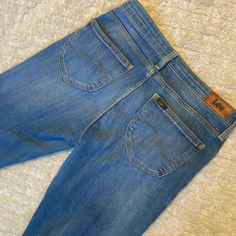 Hej jag säljer mina jättesnygga low waisted bootcut jeans dock vet jag inte vilken storlek de är men jag skulle säga runt xs, de passar mig som är runt 165-170cm (priset kan diskuteras vid snabb affär)💘. Jeans & Byxor.