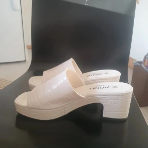 Slipin skor med klack - Använts 2 gånger sedan köp:) Materialet är en mitation 