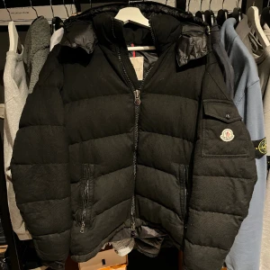 Moncler Montgenevre - Säljer min Moncler Montgenevre jacka. Den är ungefär 6/10 i skick, ganska mycket flaws där av lågt pris. Size 4 som är ungefär L. Pm för fler bilder.