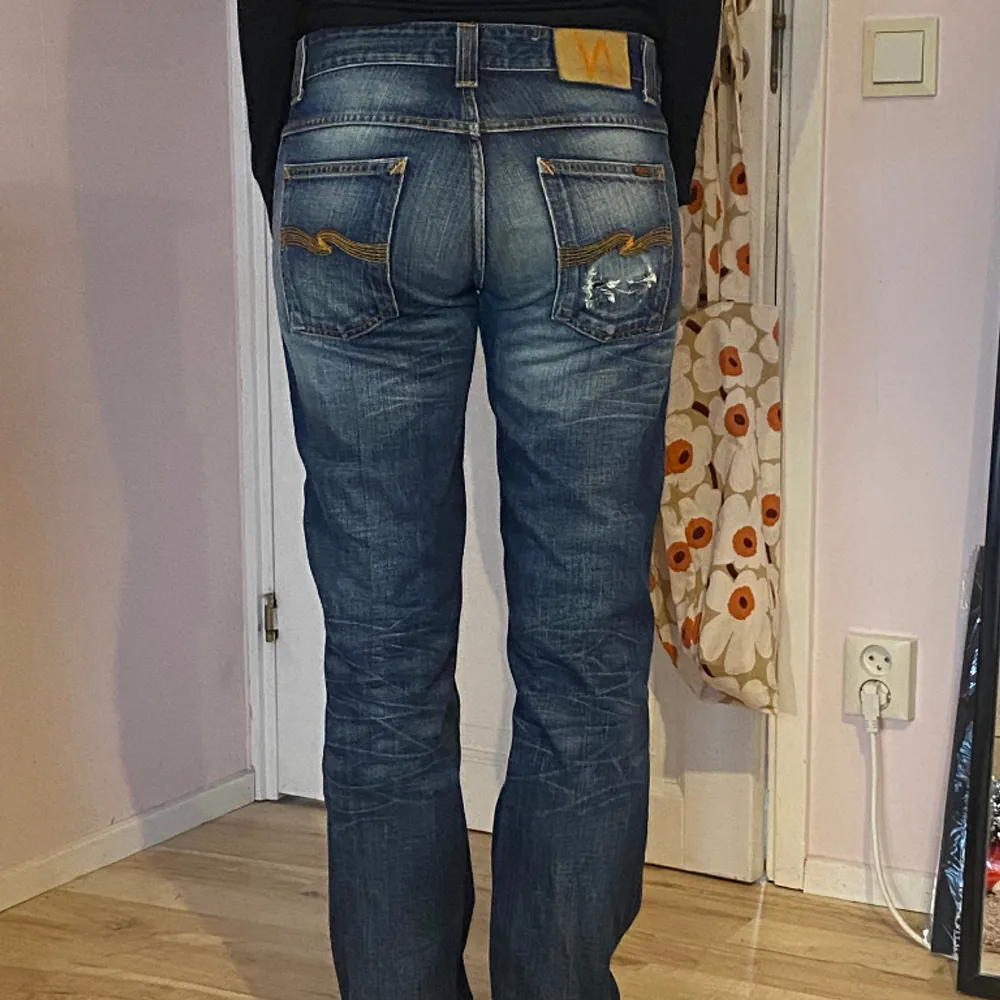 Så snygga jeans från Nudie! De har en liten slitning på ena bakfickan och i benslutet men i övrigt fint skick ⭐️jag är 166 cm och de går ner till marken på mig. Midjemått: 41 cm. Innerbenslängd: 80 cm. Jeans & Byxor.