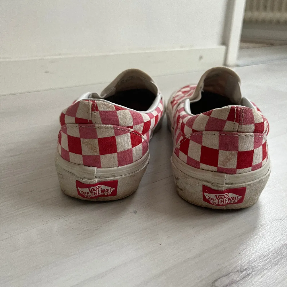 Röd, rosa och vitrutiga slip in Vans. Super coola originella men använder dem inte tillräckligt. I gott skick, lite smutsiga men går att rengöra! . Kengät.