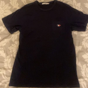 Maison Kitsune t shirt - Säljer min Maison Kitsune t shirt då jag inte använder den.  Knappt använd  Storlek S  Hör av er vid frågor! 
