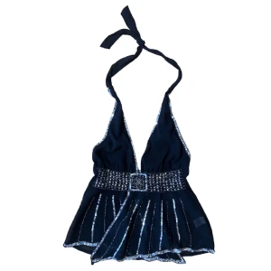 Sheer halterneck  - Har en dragkedja på ryggen. Har även extra paljetter och pärlor i en påse om något skulle lossna! Några paljetter har däremot lossnat annars super fint skick. Kontakta vid intresse! 