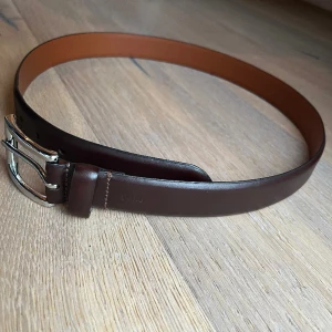 Ralph Lauren Bälte - Riktigt snyggt Ralph Lauren läderbälte/skärp. Är sparsamt använt och i nyskick:(10/10). Köpt från Care of Carl i våras och är knappt användt. Är 32 tum/80cm långt och passar byxstorlekar mellan 28 och 32. (Nypris:699) Skriv för fler frågor! //Carl