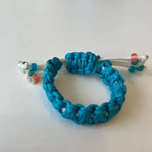 Turkost armband  - Flätat. Nytt. Aldrig använt.