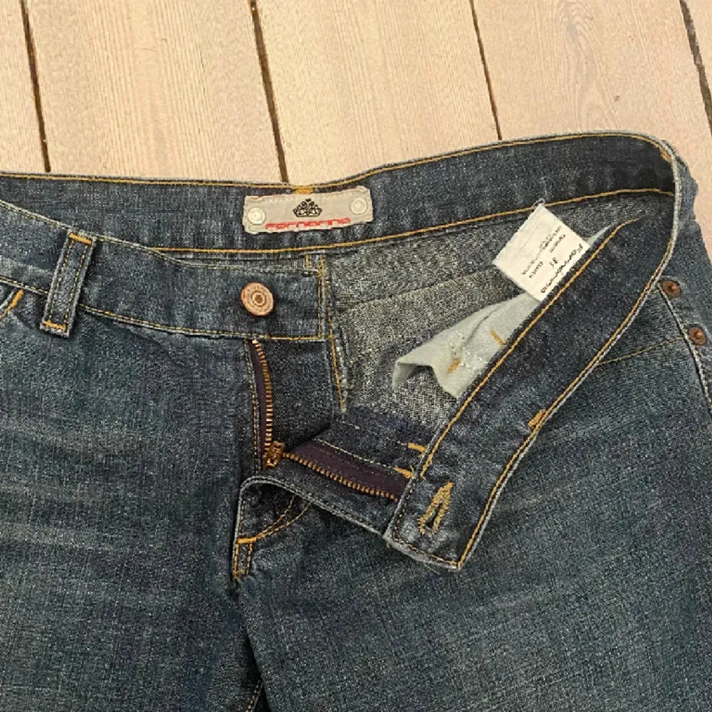 Snygga lågmidjade jeans köpta second hand 💙midjemåttet är 41 cm och innerbens längden är 87 cm. Sitter bra på mig som är 170 cm och när S/M i jeans! Budgivning om fler är intresserade, annars först till kvarn! . Jeans & Byxor.