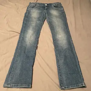 Jättefina lågmidjade lee jeans i bra skick! Storlek W26 L31, bra i längd på mig som är 168. Använd inte köp nu💓💓