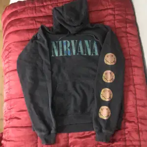 Mörkgrå Nirvana-hoodie, köpt på Carlings år 2022 för 699 kr. Säljer då jag inte använder den längre.