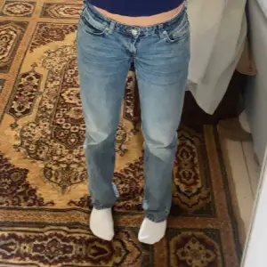 Lågmidjade jeans från weekday, måste tyvärr sälja dom då jag vuxit ur dom