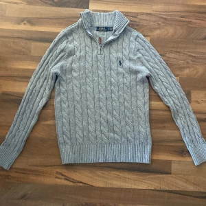 Stickad Ralph Lauren half zip  - Säljer nu min Ralph Lauren half zip i väldigt bra skick då jag inte använder den så ofta. Pris kan diskuteras. 