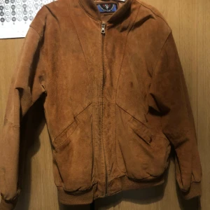 Brun mocka jacka  - Min farfars gamla mocka jacka från 70-talet. Är i bra skick och är väl omhändertagen. Det står XL men kan användas av M-XL. Märket är modern classics by herrford