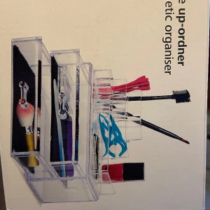Make up organiser - Genomskinligt ställ för att organisera sminkborstar/produkter. Aldrig använt eller uppackat. Provar att lägga ut här och se, annars slänger jag det