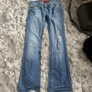 Lågmidjade jeans - Så fina låga jeans! Passar 36/38. Tyvärr lite stora på mig. Midjemått är 38-39cm💞