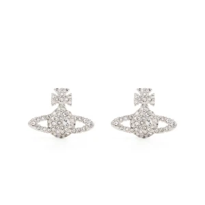 Vivienne Westwood örhängen - Säljer Vivienne Westwood stiftörhängen. Äkta och köpt på Zalando för 1395kr,(kan visa upp kvitto vid förfrågan). Säljer för 700kr. Pris kan diskuteras.