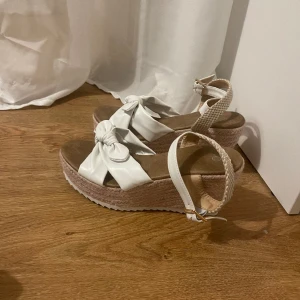 Kilklackar - Fina klackar med lite rosa och vitt, oanvända💞