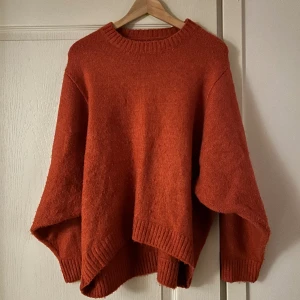 Stickad tröja - Korall stickad tröja, nopprig