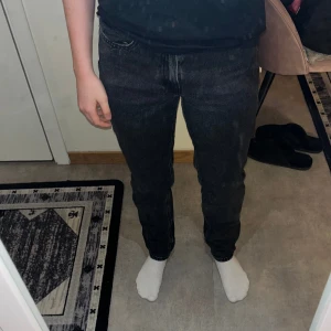 Levi’s mom jeans - Jeans från Levi’s i bra skick, använt typ 5-6 ggr. Nypris 1200
