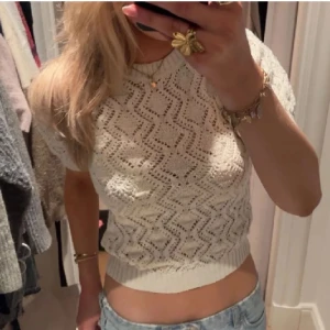 Zara T-shirt - Skitsnygg topp från zara i nyskick💓