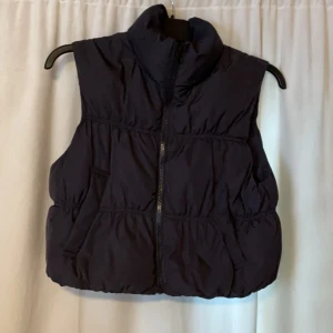 Väst  - Kort väst från H&M. Jättebra skick 